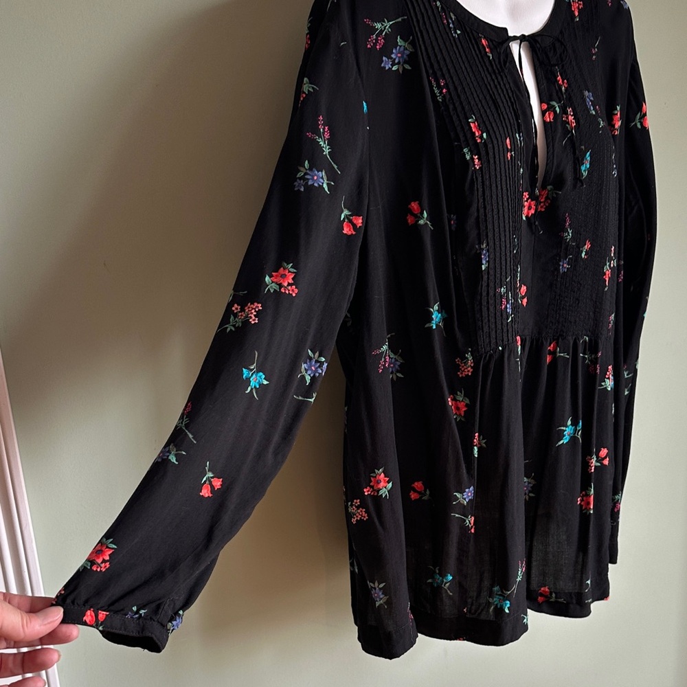 Old Navy Floral Black Women's Top size XL Long Sleeve - Picture 3 of 10